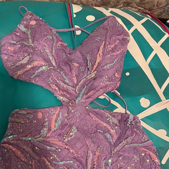 Size 2 lavender prom gown never worn - Picture 2 of 7